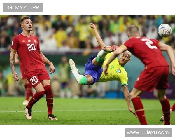 足球明星在家展示绝技倒勾球挑战自我引发热议